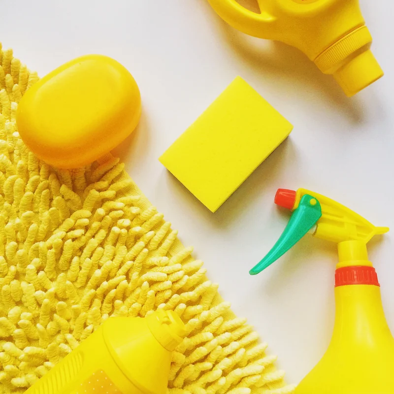 Artículos de limpieza amarillos